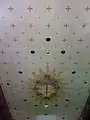 Minuscules svastikas parsemant le plafond de l'église Saint-Laurent de Grenoble (Isère).