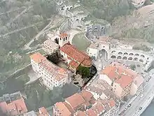 Vue aérienne de la porte et du musée archéologique