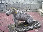Statue d'un chien assis
