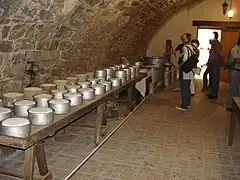 Reconstitution d'une cave de fabrication des fourmes : l'égouttage, au Musée des traditions de Cornus dans l'Aveyron.