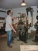 Démonstration fabrication sabots au Musée du bois.