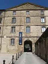 Photographie de l'entrée principale du Musée de Saint-Antoine-l'Abbaye