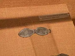 Vue d'un objet en métal représentant une paire d'yeux ouverts.