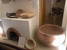 Vue de poteries en céramiques rassemblées dans un musée.
