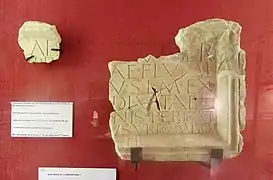 Photographie d'une tablette d'argile portant une inscription