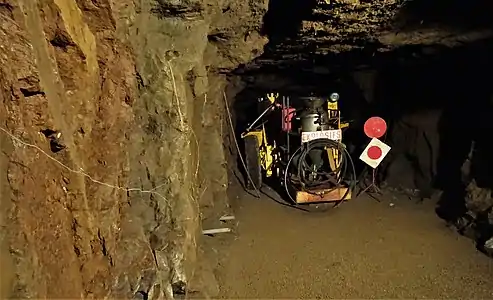 Mise en scène de l’abattage à l'explosif.