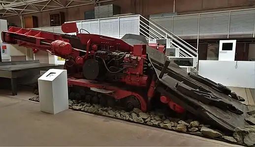 Machine de chargement exposée dans le musée.