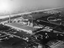 Image aérienne des usines de la viscose en 1928. située géographiquement sur la commune de Grenoble, la cité ouvrière était sur celle d'Échirolles.