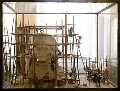 Modèle de l'atelier sur une maquette en plâtre de la statue de la Liberté.