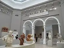 Vue intérieure du musée avec de nombreux bustes et de nombreuses statues.