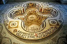 Cuve baptismale quadrilobe de Kélibia avec son riche décor mosaïqué et les textes qui le couvrent.