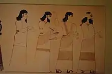 Scribes écrivant sur une tablette en akkadien cunéiforme, et sur un parchemin en alphabet araméen. Copie d'une peinture murale de Tell Ahmar (Til Barsip/Kar-Salmanazar), VIIIe siècle av. J.-C. Musée du Louvre.
