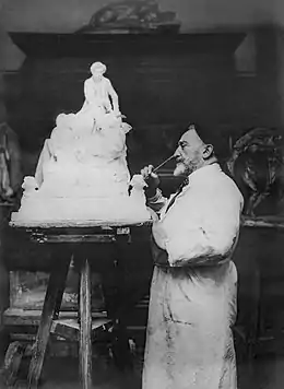 Photographe anonyme, Auguste Seysses dans son atelier.