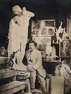 Photographe anonyme, Alexandre Falguière dans son atelier (1865).