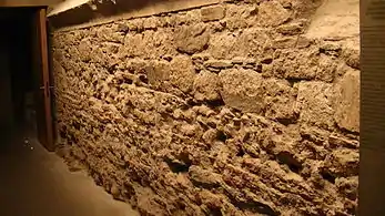 Photographie du mur romain visible dans une ancienne cave.