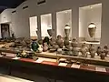Présentation de diverses poteries.