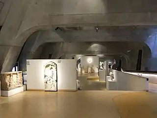 Vue intérieure d'un espace d'expositionet de la rampe de circulation