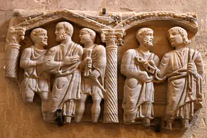 Fragment de sarcophage à arcatures avec arrestation de saint Pierre et le Christ lui remettant les clefs.