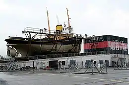 Cale de réparations du musée maritime de La Rochelle avec un remorqueur en place.