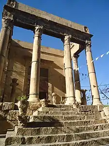 Accès au Temple par les escaliers.