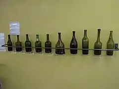 Anciens clavelins et bouteilles du musée de la vigne et du vin du Jura, château Pécauld, à Arbois.