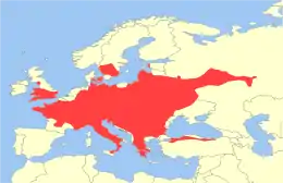 Planisphère de couleur blanche représentant en rouge la présence du Muscardin dans le monde (Europe et nord de la Turquie).