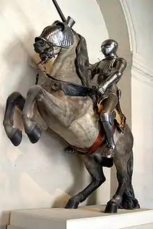 Chevalier en armure et lance, sur son destrier cabré, avec une têtière de métal (mannequin)