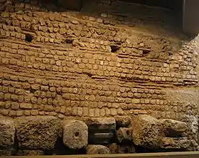 Mur d'enceinte romaine d'Évreux dans le musée de cette ville