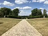 L'allée menant à l'ancien château depuis la grille royale, côté Louveciennes.