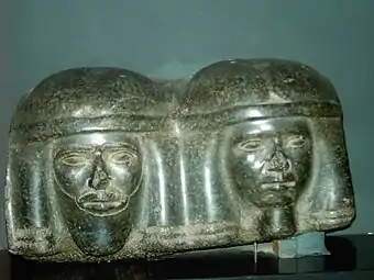 Têtes d'une statue de l'ancienne cité de Saqqarah.