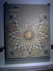 Méduse au centre d'une mosaïque ; œuvre découverte au théâtre Diana d'Alexandrie.