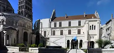 Panorama : l'entrée du musée, la cathédrale, le clocher et l'escalier