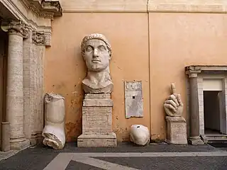 Parties de la statue colossale de Constantin.
