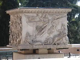 La base existante de la colonne d'Antonin le Pieux