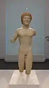 Kouros de Reggio Calabria. Marbre, couleur. H. 90 cm. Vers 500. Musée archéologique national de Reggio Calabria