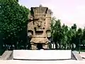 Monolithe de Coatlinchán devant le Musée national d'anthropologie de Mexico