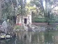 Le jardin et son temple égyptien donnant sur un petit lac.