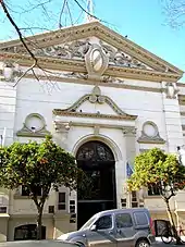 Photo de la façade du Museo del automovilismo Juan Manuel Fangio à Balcarce.