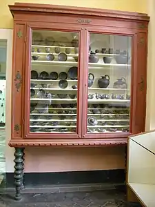 Vitrine de buccheri du musée Guarnacci de Volterra.
