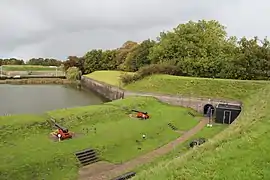 Parapet en terre et embrasures à bords en bois d'une place basse d'un bastion à Naarden.