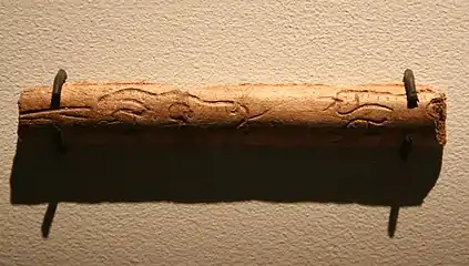 Gravure sur os d'un jeune cerf au pis avec des colorants incrustés. Musée de Préhistoire et de Protohistoire de Berlin.