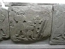 Bas-relief d'Alacahöyük représentant un avaleur de sabre et des acrobates sur une échelle, Musée des civilisations anatoliennes d'Ankara.