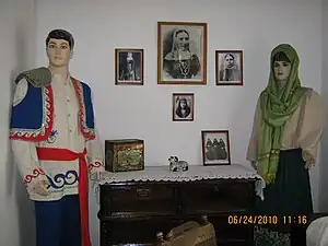 Costumes grecs traditionnels dans un musée de Marioupol