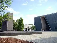 Le monument devant l'entrée du musée de l'Histoire des Juifs polonais.