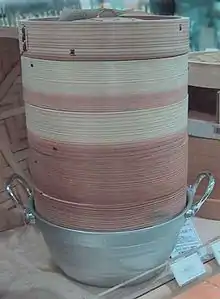 Mushiki sur le dessus d'un pot.