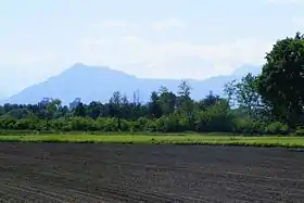 Vue du mont Musinè depuis la campagne de San Mauro.