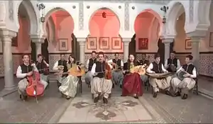 photo en couleurs d'un orchestre jouant dans un patio de style arabe.
