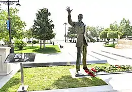 Monument à Muslim Magomayev érigé en 2022 dans le parc