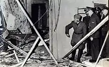 Adolf Hitler faisant visiter à Benito Mussolini les ruines du baraquement après l'attentat