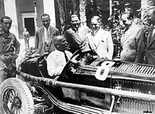 Photo de Benito Mussolini dans l'Alfa Romeo P3 2600 avec laquelle Tazio Nuvolari vient de remporter la Coppa Acerbo.